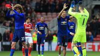 Para pemain Manchester United merayakan kemenangan 3-1 atas Middlesbrough di Stadion Riverside, Minggu (19/3/2017). (AFP/Lindsey Parnaby)