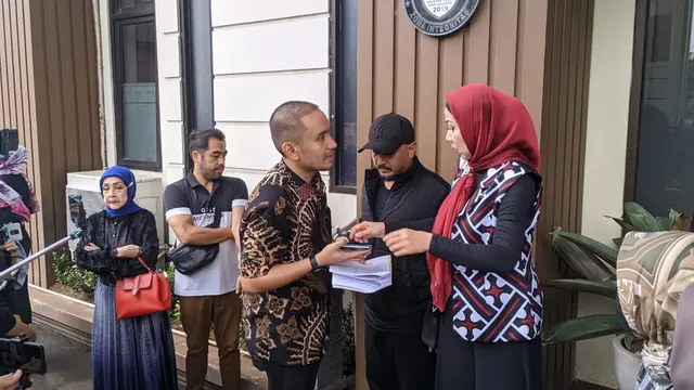 Venna Melinda mengembalikan barang-barang pribadi milik Ferry Irawan (Liputan6.com - M Altaf Jauhar)