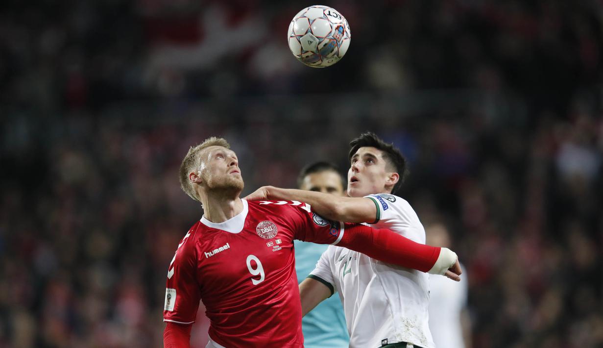 Striker Denmark, Nicolai Joergensen, duel udara dengan gelandang Irlandia, Callum O'Dowda, pada laga Kualifikasi Piala Dunia 2018 di Stadion Telia Parken, Kobenhavn, Minggu (12/11/2017). Kedua negara bermain imbang 0-0. (AP/Jens Dresling)