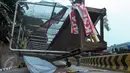 Petugas melihat Jembatan Penyeberangan Orang (JPO) yang roboh usai ditabrak truk trailer di KM 7.600 Tol BSD, Tangsel, Senin (16/5). Petugas Jasamarga mengevakuasi JPO menggunakan dua unit mobil crane. (Liputan6.com/Helmi Afandi)