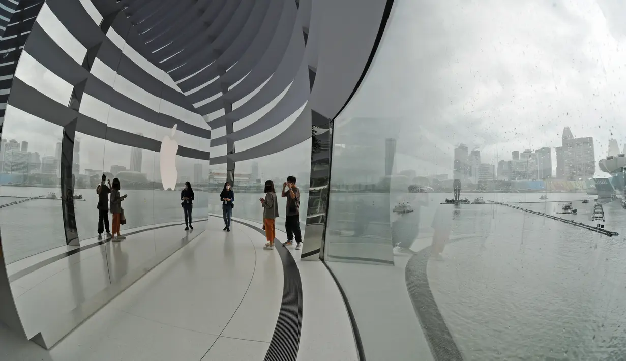 Para pelanggan berbelanja di gerai baru Apple di Marina Bay Sands saat hari pembukaannya di Singapura (10/9/2020). Ini merupakan gerai Apple ketiga di negara tersebut. (Xinhua/Then Chih Wey)