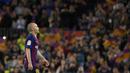 Gelandang Barcelona, Andres Iniesta, ditarik keluar saat melawan Real Sociedad pada laga La Liga Spanyol di Stadion Camp Nou, Barcelona, Minggu (20/5/2018). Dirinya berpisah dengan klub yang 22 tahun telah dibela. (AFP/Lluis Gene)