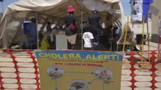 Sebuah keluarga terlihat memasuki tenda yang diperuntukkan bagi pasien kolera di sebuah klinik di Harare, Zimbabwe, Sabtu 18 November 2023. (AP Photo/Tsvangirayi Mukwazhi)