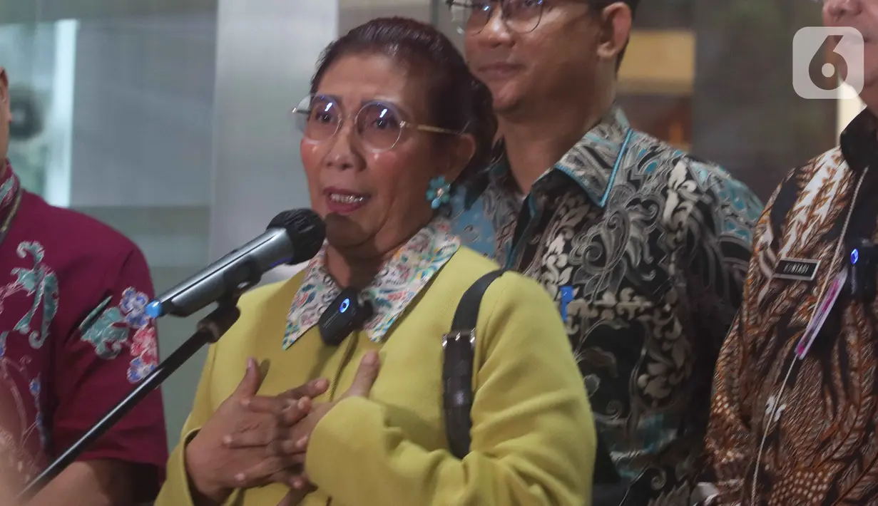 Mantan Menteri Kelautan dan Perikanan (KKP) Susi Pudjiastuti memberikan keterangan kepada awak media usai diperiksa sebagai saksi terkait kasus korupsi impor garam di Jampidsus Kejaksaan Agung, Jakarta, Jumat (7/10/2022). Penyidik Jaksa Agung Muda Tindak Pidana Khusus Kejaksaan Agung memeriksa mantan Menteri Kelautan dan Perikanan Susi Pudjiastuti sebagai saksi dalam perkara dugaan tindak pidana korupsi dalam pemberian fasilitas impor garam industri pada tahun 2016 sampai dengan 2022. (Liputan6.com/Herman Zakharia)