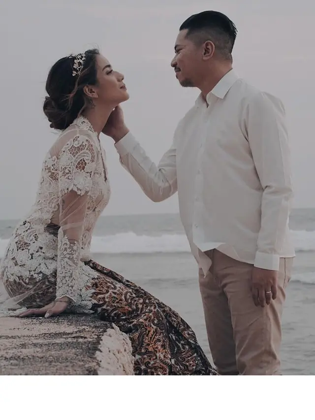 6 Potret Mesra Sheila Marcia dan Dimas Akira Usai Menikah, Tunjukan Senyum Bahagia