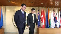 Sekjen ASEAN, Lim Jock Hoi (kanan) menerima kunjungan Menteri Luar Negeri Jepang, Taro Kono di Gedung Sekretariat ASEAN, Jakarta, Selasa (26/6). Pertemuan keduanya menandai hubungan Jepang dan ASEAN yang ke-45. (Liputan6.com/Angga Yuniar)