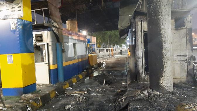 Gerbang Tol Dalam Kota Pejompongan yang berada di depan Kantor Badan Pemeriksa Keuangan (BPK) dibakar saat demo mahasiswa di depan Gedung DPR RI. (Liputan6/Yopi Makdori)