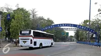 Sebuah bus saat masuk ke terminal Kampung Rambutan, Jakarta, Kamis (5/11/2015). DKI Jakarta akan segera melakukan renovasi tiga terminal bus dengan perkiraan anggaran renovasi Rp600 juta per terminal. (Liputan6.com/Yoppy Renato)