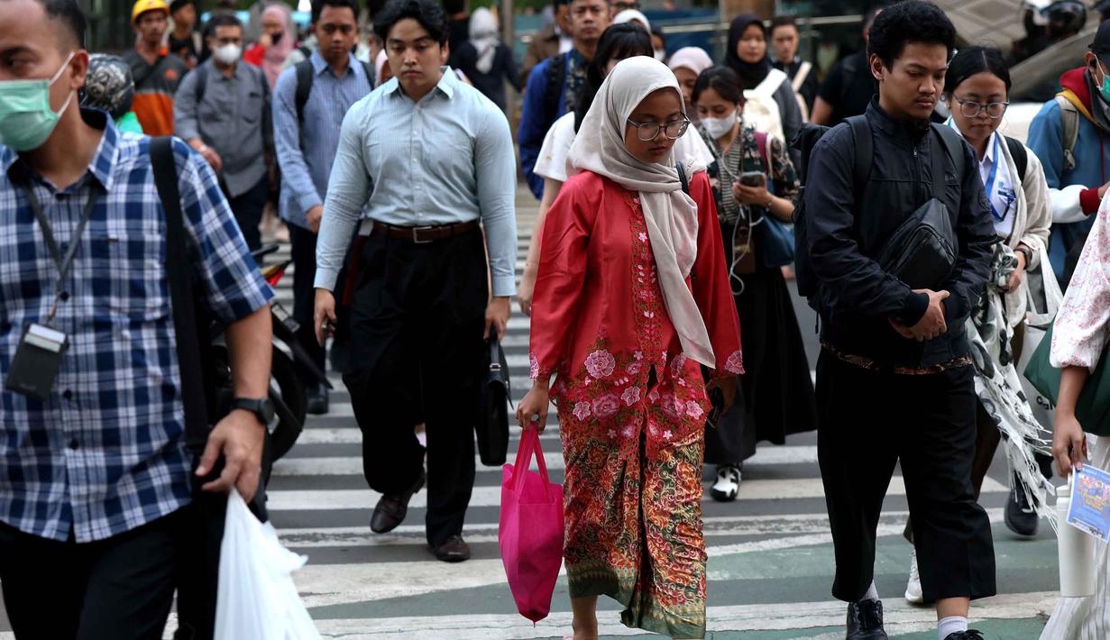 Baginya pendidikan merupakan jalan utama untuk mengangkat derajat perempuan agar mandiri dan berdaya. Tampak dalam foto, salah satu perempuan mengenakan kebaya saat melintas di sekitar kawasan Bundaran Hotel Indonesia, Jakarta, Selasa (21/4/2026). (Kapanlagi.com/Budy Santoso)