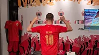 Persija Jakarta resmi memperkenalkan Maciej Gajos sebagai pemain asing baru di Persija Store, Jakarta Selatan, pada Jumat (14/7/2023) malam WIB. Pemain asal Polandia itu direkrut dengan kontrak berdurasi dua tahun. (Bola.com/Muhammad Adi Yaksa)