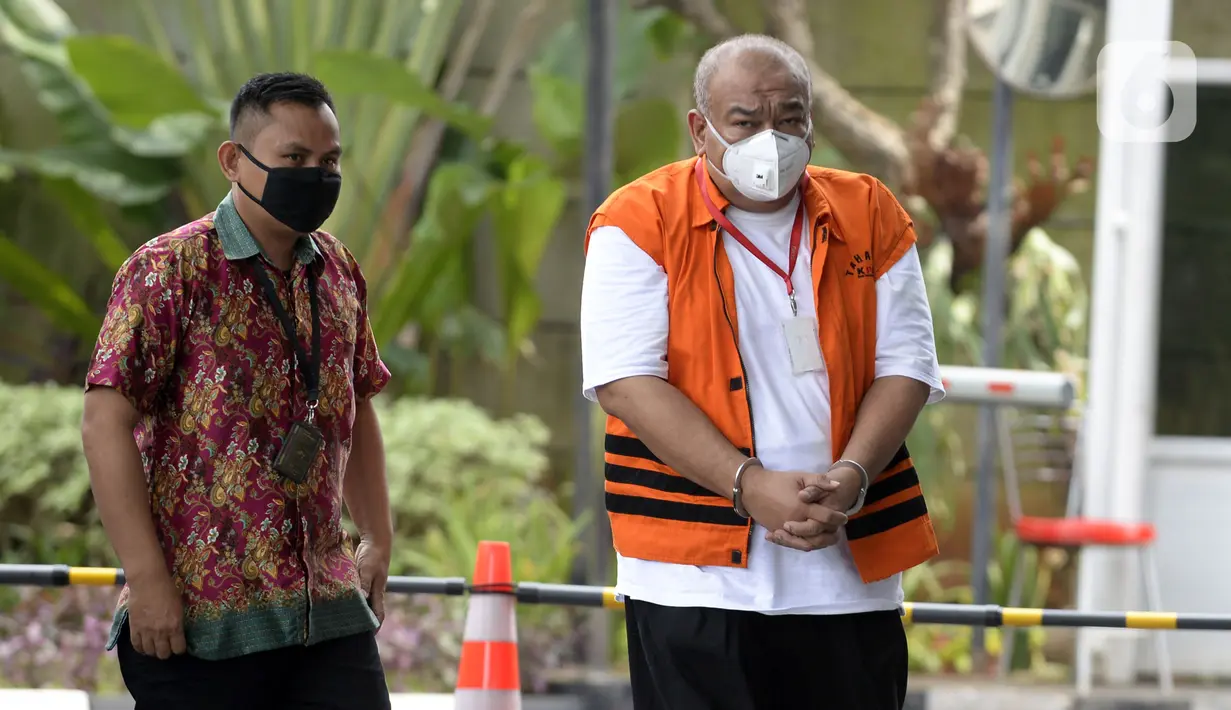 Pemilik Grup Dempo Muhammad Yamin Kahar (kanan) penyuap Bupati Solok Selatan Muzni Zakaria tiba di Gedung KPK, Jakarta, Kamis (19/3/2020). Kahar diperiksa sebagai tersangka untuk melengkapi berkas suap proyek jembatan dan pembangunan masjid Solok senilai Rp 69,8 miliar. (merdeka.com/Dwi Narwoko)