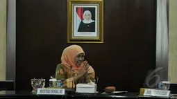 Menteri Sosial Khofifah Indar Parawansa memberikan salam kepada anggota rapat yang hadir, Jakarta, Selasa (24/3/2015). Rapat tersebut membahas  distribusi beras miskin (raskin). (Liputan6.com/Johan Tallo)