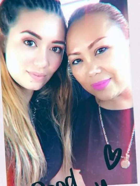 Amanda Gonzales dan Eva Gonzales ini terlihat serasi saat bersama. Ibu dan anak ini terlihat kompak saat selfie berdua. Kekompakan keduanya ini sukses curi perhatian warganet. (Liputan6.com/IG/gonzalezamanda10)
