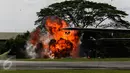 Ledakan saat aksi simulasi pesawat tempur dalam perayaan HUT TNI Angkatan Udara (TNI AU) ke-71 di Landasan Udara (Lanud) Bandara Halim Perdanakusuma, Jakarta, Minggu (9/4). (Liputan6.com/Faizal Fanani)