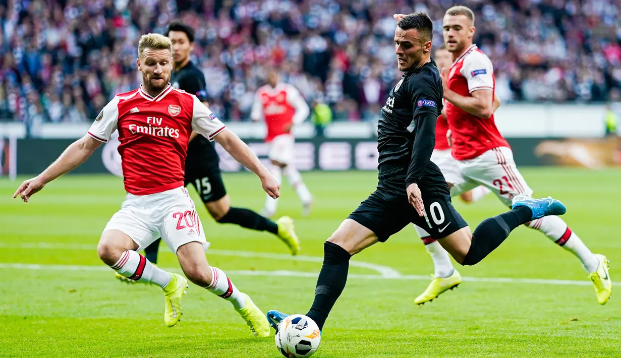 Gelandang Eintracht Franckfurt, Filip Kostic, berusaha melepas tendangan saat melawan Arsena lpada laga Europa League di Frankfurt, Kamis (19/9). Frankfurt kalah 0-3 dari Arsenal. (AFP/Daniel Roland)