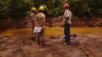 Petugas Dinas ESDM Sarolangun meninjau lokasi bekas penambangan emas liar. (Bangun Santoso/Liputan6.com)