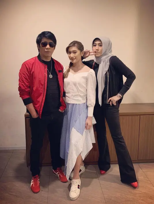 "Awalnya ya usus buntu seperti biasa, ya cuma, nggak tahu salah penanganan apa ya, akhirnya pertama dibuang sih ya usus biasa segini ya, ternyata setelah berjalan beberapa waktu, ada komplikasi-komplikasi akhirnya dibuang banyak," lanjutnya. [Instagram/dienz_36]