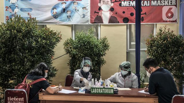 FOTO: Keluarga Korban Kecelakaan Sriwijaya Air SJ 182 Datangi Posko Ante Mortem RS Polri