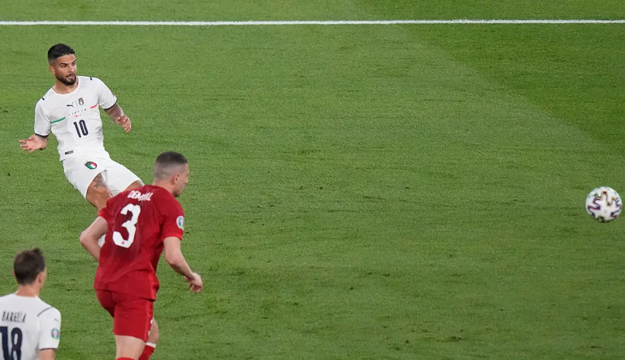 Pemain Italia Lorenzo Insigne mencetak gol ke gawang Turki pada pertandingan Grup A Euro 2020 di Stadion Olimpiade, Roma, Italia, 11 Juni 2021. Lorenzo Insigne melesakkan tendangan terukur dari sebelah kiri yang berakhir menjadi gol cantik. (Andrew Medichini/AFP)