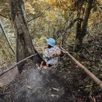 Andien Aisya mengunjungi Air Terjun Waimarang di Sumba Timur, Nusa Tenggara Timur (NTT) sambil menggendong anaknya (Dok.Instagram/@andienaisyah/https://www.instagram.com/p/BsX6fVRnU50/Komarudin)