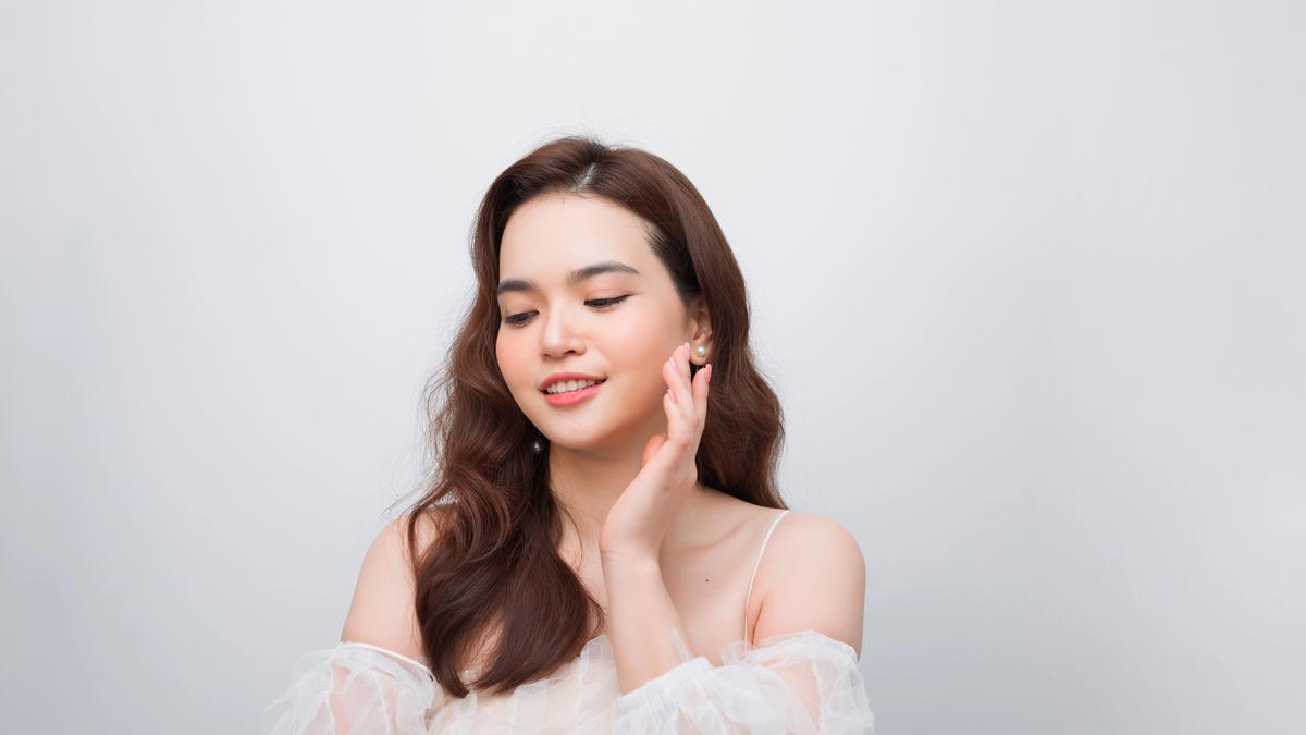 Douyin Look Jadi Andalan Makeup Imlek, Bibir Glossy Ini Curi Perhatian