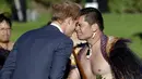 Pangeran Harry melakukan salam hongi pada seorang prajurit Maori saat kunjungan selama seminggu ke Selandia Baru, Sabtu (9/5/2015). Ini merupakan cara tradisional suku Maori mengucapkan salam ataupun bertegur sapa dengan orang. (REUTERS/Anthony Phelps)