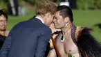 Pangeran Harry melakukan salam hongi pada seorang prajurit Maori saat kunjungan selama seminggu ke Selandia Baru, Sabtu (9/5/2015). Ini merupakan cara tradisional suku Maori mengucapkan salam ataupun bertegur sapa dengan orang. (REUTERS/Anthony Phelps)