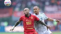 Penyerang Persija Jakarta, Gustavo Almeida (kiri), berduel dengan bek Persib Bandung, Gustavo Franca, saat kedua kesebelasan bertanding pada lanjutan BRI Liga 1 2024/2025 di Stadion Patriot Candrabhaga, Kota Bekasi, Minggu (16/2/2025) sore WIB. (Bola.com/M. Iqbal Ichsan)