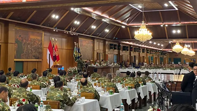 Presiden Prabowo Subianto saat mengikuti makan malam bersama di Rukan Husein Akmil Magelang, Jawa Tengah, Jumat (25/10/2024)