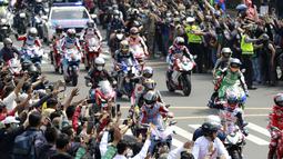 Warga pun tumpah ruah kejalanan untuk melihat aksi para rider dengan tunggangannya yang sebelumnya hanya bisa dilihat dari nlayar kaca. (Bola.com/M Iqbal Ichsan)