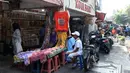 Suasana jual beli di kawasan Glodok, Jakarta Barat, Sabtu (9/10/2021). Pemerintah Jakarta Barat berencana menata kawasan Glodok menjadi lokasi wisata sejarah Pecinan sehingga dapat menjadi daya tarik wisatawan untuk melakukan kunjungan. (Liputan6.com/Herman Zakharia)