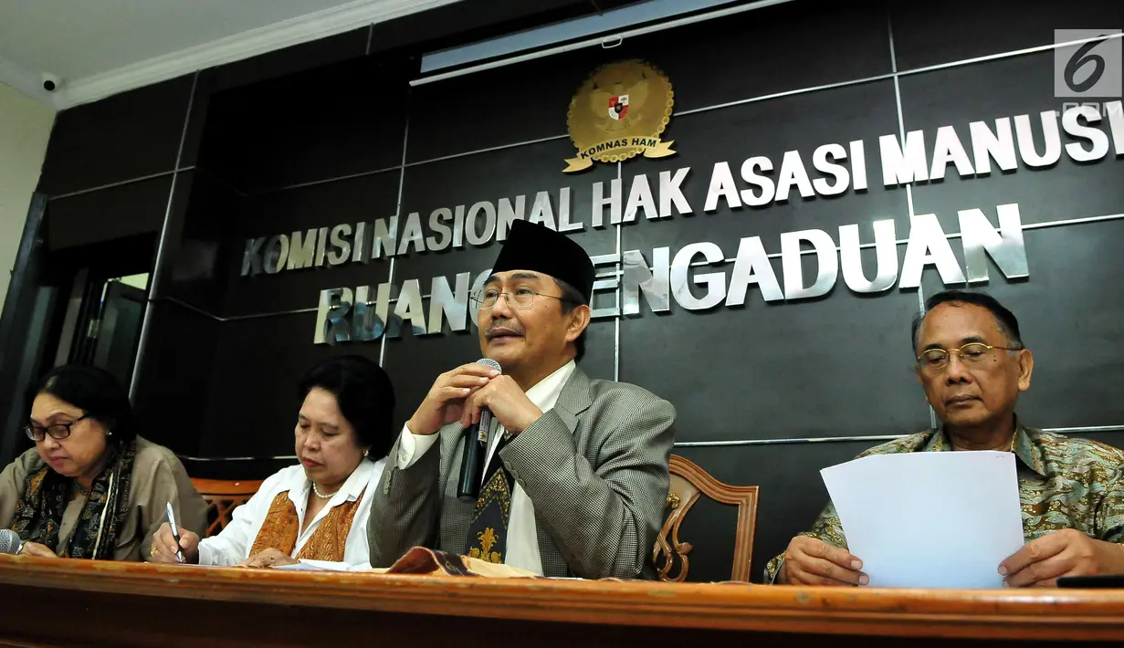 Ketua Pansel, Jimly Asshiddiqie memberi keterangan terkait nama calon Komisioner Komnas HAM di Kantor Komnas HAM, Jakarta, Rabu (2/8). Panitia mengumumkan 14 nama calon Komisioner Komnas HAM periode 2017-2022. (Liputan6.com/Helmi Afandi)