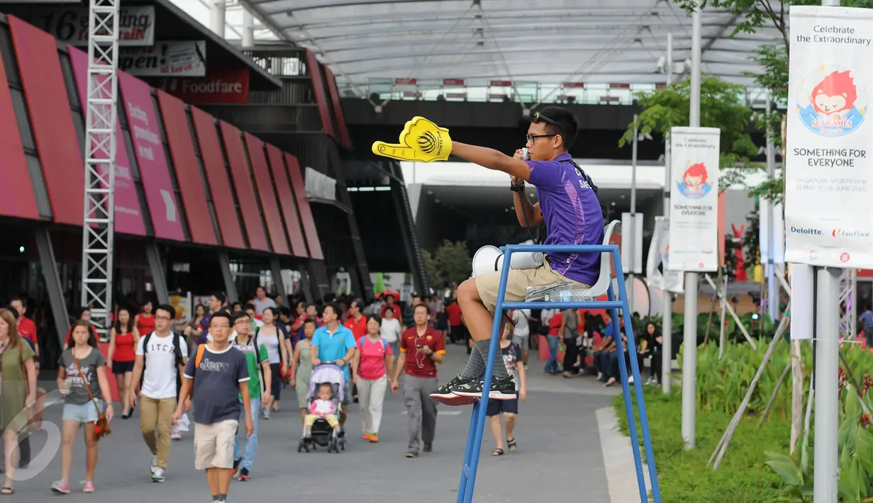 Ribuan warga, baik domestik maupun manca negara mendatangi lokasi pembukaan SEA Games 2015 di National Stadium Singapura, Jumat (5/6/2015). Salah satu penitia mengarahkan warga menuju National Stadium Singapura. (Liputan6.com/Helmi Fithriansyah)