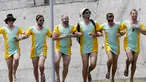 Suporter timnas kriket Australia menari di pantai dengan mengenakan busana tidur wanita. (AP//Arnulfo Franco)