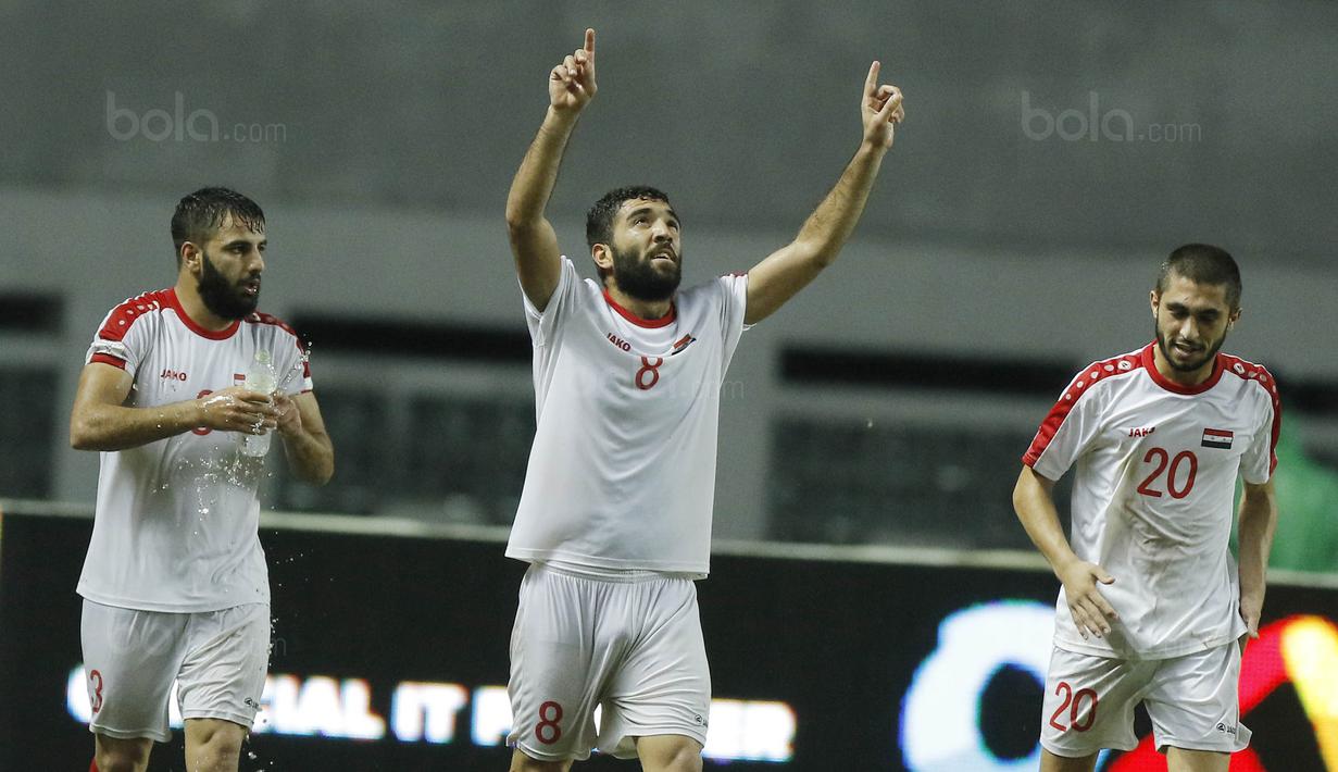 Gelandang Suriah U-23, Mouhamad Anes, melakukan selebrasi usai mencetak gol ke gawang Indonesia pada laga persahabatan di Stadion Wibawa Mukti, Cikarang, Sabtu (18/11/2017). Indonesia kalah 0-1 dari Suriah U-23. (Bola.com/ M Iqbal Ichsan)