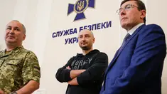Wartawan terkemuka Rusia, Arkady Babchenko (tengah) menghadiri konferensi pers di Dinas Keamanan Ukraina, Rabu (30/5). Babchenko muncul kurang dari 24 jam setelah polisi melaporkan ia ditembak dan tewas di gedung apartemennya di Kiev. (AP/Efrem Lukatsky)