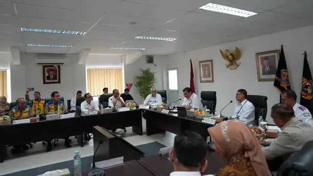Menteri Koordinator Bidang Perekonomian Airlangga Hartarto saat meninjau langsung perkembangan pembangunan PSN Pelabuhan Internasional Patimban di Kabupaten Subang, Provinsi Jawa Barat, (24/1/2024).