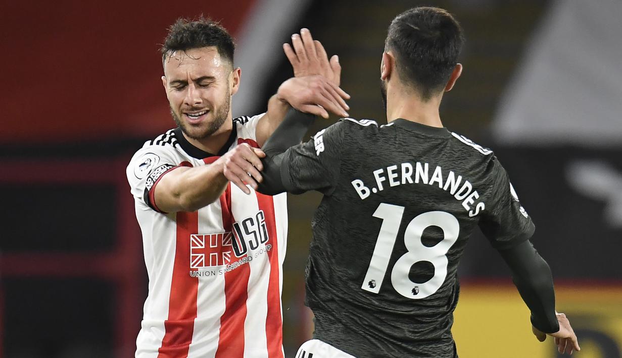 Bruno Fernandes juga melakukan hal yang sama terhadap pemain Sheffield United di pertandingan Liga Inggris. (Foto: AFP/Pool/Peter Powell)