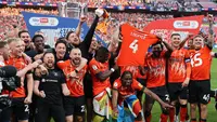 Luton Town rayakan sukses promosi ke Liga Inggris pada musim 2023/2024. (ADRIAN DENNIS / AFP)