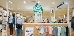 UNIQLO menghadirkan pendekatan berbeda melalui konsep LifeWear. Bukan sekadar pakaian yang nyaman dan stylish, tetapi juga dirancang untuk tahan lama dan relevan digunakan dalam jangka panjang. Filosofi ini menjadi salah satu cara untuk mengurangi konsumsi berlebih sekaligus menekan dampak lingkungan. (foto/dok: uniqlo)