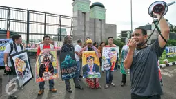Sejumlah seniman mengenakan lukisan-lukisan karya pelukis Hardi yang menyindir ketua DPR Setya Novanto untuk mundur dari jabatannya, Jakarta, Senin (7/12/2015). (Liputan6.com/Yoppy Renato)
