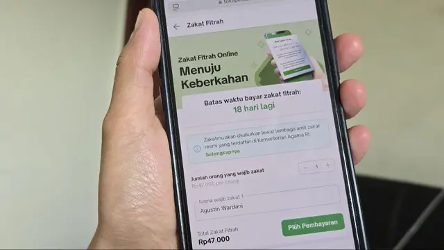 Membayar zakat fitrah melalui aplikasi Tokopedia (Liputan6.com/ Agustin Setyo Wardani)