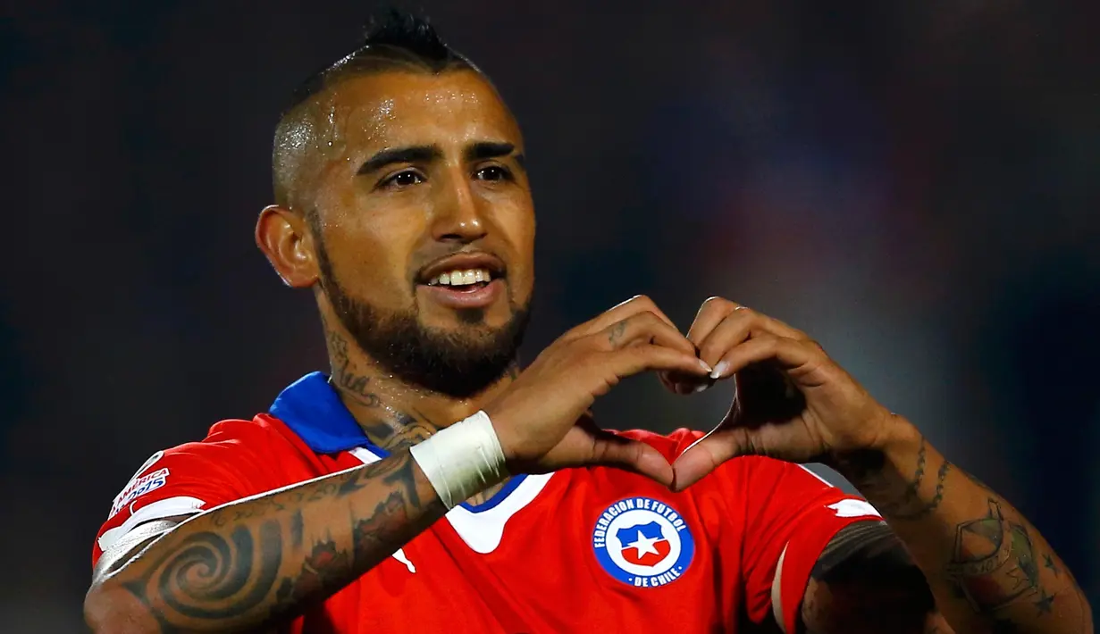 Gelandang Chile, Arturo Vidal melakukan selebrasi usai mencetak gol ke gawang Ekuador pada pertandingan pembukaan Copa America 2015 di National Stadium, Santiago, Chile, (11/6/2015). Chile menang 2-0 atas Ekuador. (REUTERS/Ivan Alvarado)