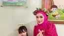 Zaskia dan Arsila mengenakan pakaian serba pink terang dan aksesori yang mewah. Unggahan tersebut mendapat respon positif dari warganet. Begitu juga penampilan baru Zaskia Gotik yang berhijab sepulang umrah. [Instagram/zaskia_gotix]