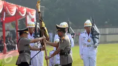 Jenderal Badrodin Haiti menyerahkan panji kepada Jenderal Tito Karnavian dalam upacara sertijab Kapolri di Stadion PTIK, Jakarta, Kamis (14/7). Badrodin Haiti resmi menyerahkan tongkat komando Kapolri kepada Tito Karnavian. (Liputan6.com/Helmi Afandi)