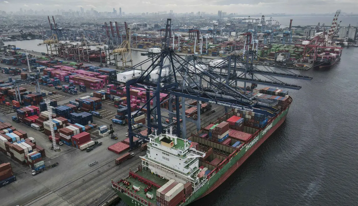 Surplus tersebut ditopang oleh kinerja perdagangan non-migas yang mencatat surplus sebesar 4,60 miliar dollar AS. Tampak foto udara menunjukkan aktivitas bongkar muat peti kemas di Jakarta International Container Terminal, pada Rabu 4 Februari 2026. (BAY ISMOYO/AFP)