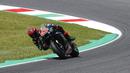 Pemabalap Yamaha Fabio Quartararo mengendarai motornya selama balapan MotoGP Mugello di Sirkuit Mugello, Scarperia, Italia, Minggu (30/5/2021). Fabio Quartararo berhasil meraih posisi pertama. (AP Photo/Antonio Calanni)