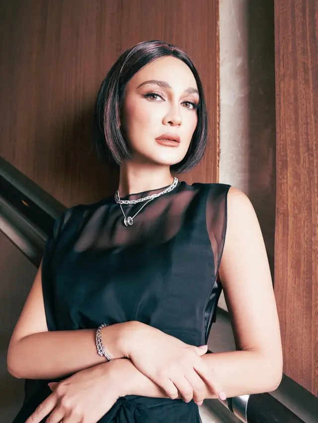 Luna Maya tampil dengan gaya rambut bob di Premier Film Sukma. [@lunamaya/@winstongomez]