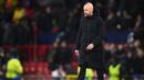 <p>Pelatih Manchester United, Erik ten Hag berjalan meninggalkan lapangan dengan raut kecewa setelah laga Grup A Liga Champions 2023/2024 melawan Bayern Munchen di Old Trafford, Manchster, Inggris, Rabu (13/12/2023). (AFP/Peter Powell)</p>