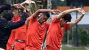 Maman Abdurahman dan Hok Soon-hak meregangkan otot saat latihan ringan tim Persija Jakarta di Bandung, Sabtu (16/7/2016). (Bola.com/Nicklas Hanoatubun)